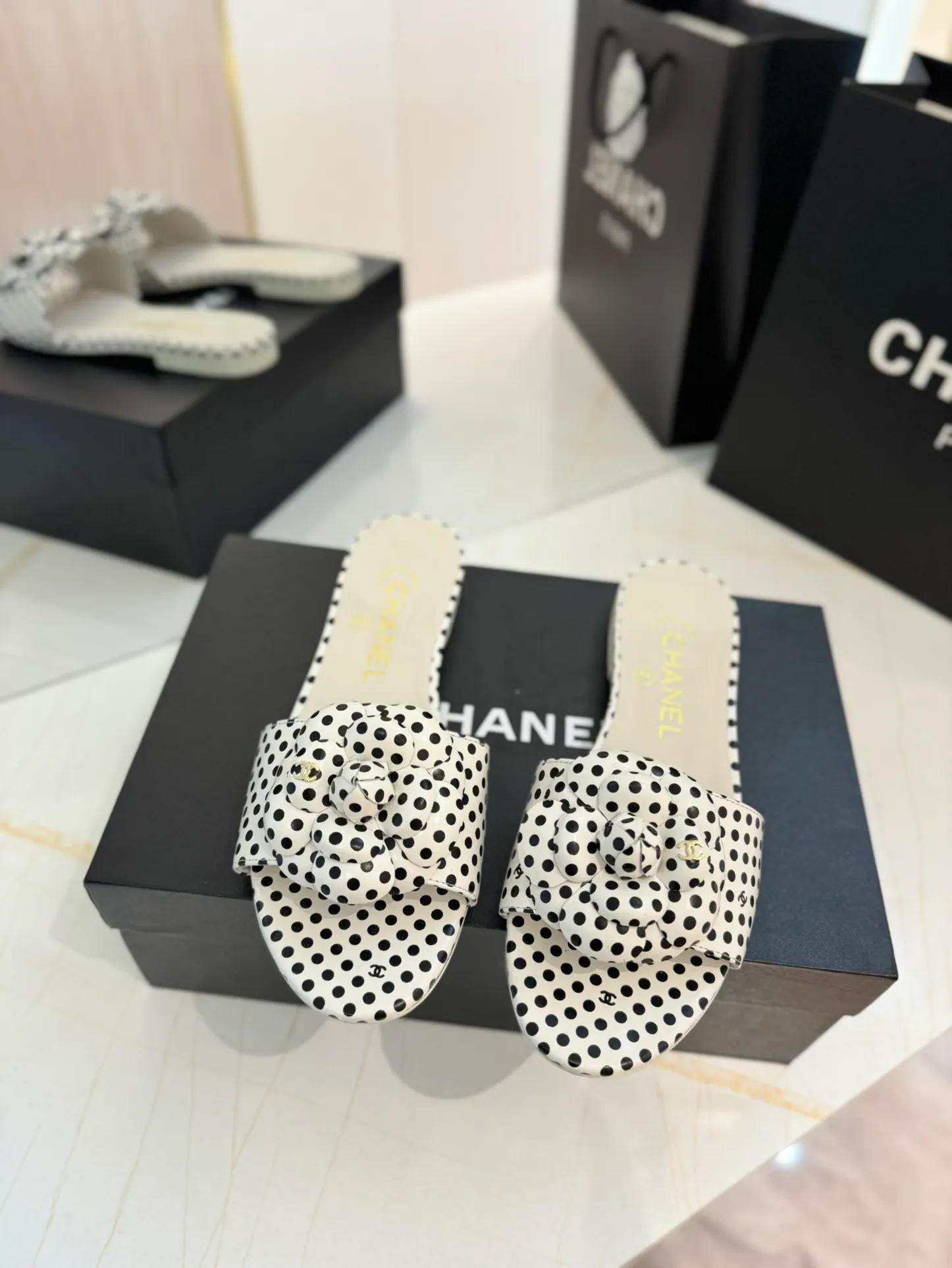 👟👟Ex-factory price 520👟👟 Purchasing agent Chanel 24C new spring and summer camellia hollow slippers series This season’s camellia series is really beautiful, with the usual elegant ladylike temperament of Grandma Xiang’s family, full of high-end sense! It’s very nice on the feet~ Whether worn barefoot or paired with skirts or trousers, it’s very versatile! Incomparably beautiful! Specially made of imported lambskin for the upper, mixed sheepskin for the lining, Italian grade A genuine leather outsole Size: #35-39 (40/41 customized)